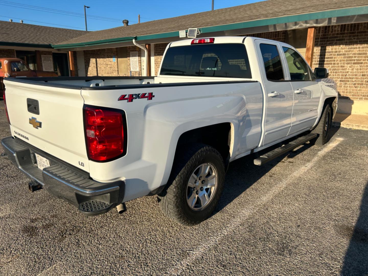 2019 White Chevrolet Silverado 1500 Work Truck Double Cab 4WD (2GCVKPEC2K1) with an 5.3L V8 OHV 16V engine, 6A transmission, located at 1687 Business 35 S, New Braunfels, TX, 78130, (830) 625-7159, 29.655487, -98.051491 - Photo#5